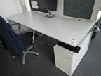 Bene Schreibtisch, ca. 200x80cm mit integriertem Rollcontainer Bene Schreibtisch, ca. 200x80cm mit integriertem Rollcontainer