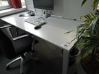 Bene Schreibtisch, ca. 200x80cm mit integriertem Rollcontainer, mit Trennwand Bene Schreibtisch, ca. 200x80cm mit integriertem Rollcontainer, mit Trennwand