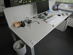 Bene Schreibtisch, ca. 200x80cm mit integriertem Rollcontainer, mit Trennwand Bene Schreibtisch, ca. 200x80cm mit integriertem Rollcontainer, mit Trennwand