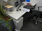 Bene Schreibtisch, ca. 200x80cm mit integriertem Rollcontainer Bene Schreibtisch, ca. 200x80cm mit integriertem Rollcontainer