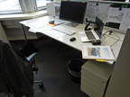 Bene Schreibtisch, ca. 200x80cm mit integriertem Rollcontainer, mit Trennwand Bene Schreibtisch, ca. 200x80cm mit integriertem Rollcontainer, mit Trennwand