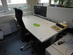 Bene Schreibtisch, ca. 200x80cm mit integriertem Rollcontainer, mit Trennwand Bene Schreibtisch, ca. 200x80cm mit integriertem Rollcontainer, mit Trennwand