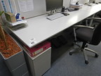 Bene Schreibtisch, ca. 200x80cm mit integriertem Rollcontainer Bene Schreibtisch, ca. 200x80cm mit integriertem Rollcontainer