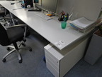 Bene Schreibtisch, ca. 200x80cm mit integriertem Rollcontainer, mit Trennwand Bene Schreibtisch, ca. 200x80cm mit integriertem Rollcontainer, mit Trennwand