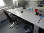 Bene Schreibtisch, ca. 200x80cm mit integriertem Rollcontainer, mit Trennwand Bene Schreibtisch, ca. 200x80cm mit integriertem Rollcontainer, mit Trennwand