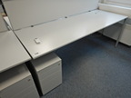 Bene Schreibtisch, ca. 200x80cm mit integriertem Rollcontainer, mit Trennwand Bene Schreibtisch, ca. 200x80cm mit integriertem Rollcontainer, mit Trennwand