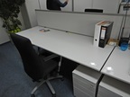 Bene Schreibtisch, ca. 200x80cm mit integriertem Rollcontainer, mit Trennwand Bene Schreibtisch, ca. 200x80cm mit integriertem Rollcontainer, mit Trennwand