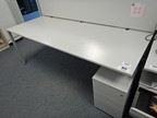 Bene Schreibtisch, ca. 200x80cm mit integriertem Rollcontainer Bene Schreibtisch, ca. 200x80cm mit integriertem Rollcontainer
