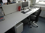 Bene Schreibtisch, ca. 200x80cm mit integriertem Rollcontainer, mit Trennwand Bene Schreibtisch, ca. 200x80cm mit integriertem Rollcontainer, mit Trennwand