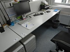 Bene Schreibtisch, ca. 200x80cm mit integriertem Rollcontainer, mit Trennwand Bene Schreibtisch, ca. 200x80cm mit integriertem Rollcontainer, mit Trennwand
