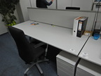 Bene Schreibtisch, ca. 200x80cm mit integriertem Rollcontainer, mit Trennwand Bene Schreibtisch, ca. 200x80cm mit integriertem Rollcontainer, mit Trennwand