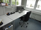 Bene Schreibtisch, ca. 200x80cm mit integriertem Rollcontainer, mit Trennwand Bene Schreibtisch, ca. 200x80cm mit integriertem Rollcontainer, mit Trennwand