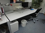 Bene Schreibtisch, ca. 200x80cm mit integriertem Rollcontainer Bene Schreibtisch, ca. 200x80cm mit integriertem Rollcontainer
