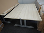 Schreibtisch, ca. 200x120cm, teilweise mit Ausschnitt Schreibtisch, ca. 200x120cm, teilweise mit Ausschnitt