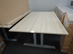 Schreibtisch, ca. 200x120cm, teilweise mit Ausschnitt Schreibtisch, ca. 200x120cm, teilweise mit Ausschnitt