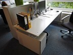 Bene Schreibtisch, ca. 200x80cm mit integriertem Rollcontainer, mit Trennwand Bene Schreibtisch, ca. 200x80cm mit integriertem Rollcontainer, mit Trennwand