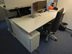 Bene Schreibtisch, ca. 200x80cm mit integriertem Rollcontainer Bene Schreibtisch, ca. 200x80cm mit integriertem Rollcontainer