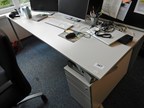 Bene Schreibtisch, ca. 200x80cm mit integriertem Rollcontainer, mit Trennwand Bene Schreibtisch, ca. 200x80cm mit integriertem Rollcontainer, mit Trennwand