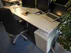 Bene Schreibtisch, ca. 200x80cm mit integriertem Rollcontainer, mit Trennwand Bene Schreibtisch, ca. 200x80cm mit integriertem Rollcontainer, mit Trennwand