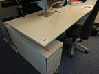 Bene Schreibtisch, ca. 200x80cm mit integriertem Rollcontainer Bene Schreibtisch, ca. 200x80cm mit integriertem Rollcontainer