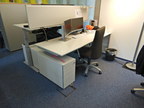 Bene Schreibtisch, ca. 200x80cm mit integriertem Rollcontainer, mit Trennwand Bene Schreibtisch, ca. 200x80cm mit integriertem Rollcontainer, mit Trennwand