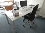 Bene Schreibtisch, ca. 200x80cm mit integriertem Rollcontainer Bene Schreibtisch, ca. 200x80cm mit integriertem Rollcontainer