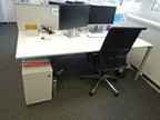 Bene Schreibtisch, ca. 200x80cm mit integriertem Rollcontainer, mit Trennwand Bene Schreibtisch, ca. 200x80cm mit integriertem Rollcontainer, mit Trennwand