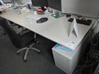 Bene Schreibtisch, ca. 200x80cm mit integriertem Rollcontainer Bene Schreibtisch, ca. 200x80cm mit integriertem Rollcontainer