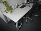 Bene Schreibtisch, ca. 200x80cm mit integriertem Rollcontainer, mit Trennwand Bene Schreibtisch, ca. 200x80cm mit integriertem Rollcontainer, mit Trennwand
