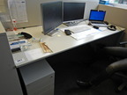 Bene Schreibtisch, ca. 200x80cm mit integriertem Rollcontainer, mit Trennwand Bene Schreibtisch, ca. 200x80cm mit integriertem Rollcontainer, mit Trennwand