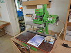 Grass BBM ST Beschlag Bohrmaschine, Tisch 870x330mm, 85kg, 1.1kW, 3 Spindelbohrgetriebe, inkl. Zubehör Grass BBM ST Beschlag Bohrmaschine, Tisch 870x330mm, 85kg, 1.1kW, 3 Spindelbohrgetriebe, inkl. Zubehör