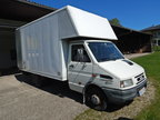 Iveco Turbo Daily 35-12 mit Mobelkofferaufbau, BJ 1998, abgelesener KM Stand ca. 75.500KM, Ladefläche innen ca. 218x220x425cm, Zwillingsbereifung, 3Sitzer, Erstbesitz, Servicenachweis, überprüft, 90kW, Nutzlast 985kg, Gesamtgewicht 3500kg, ohne Beschriftu Iveco Turbo Daily 35-12 mit Mobelkofferaufbau, BJ 1998, abgelesener KM Stand ca. 75.500KM, Ladefläche innen ca. 218x220x425cm, Zwillingsbereifung, 3Sitzer, Erstbesitz, Servicenachweis, überprüft, 90kW, Nutzlast 985kg, Gesamtgewicht 3500kg, ohne Beschriftu