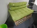 Palettensitzbankmodul mit Sitzauflage und Kissen Palettensitzbankmodul mit Sitzauflage und Kissen