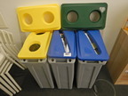 3-teiliger Sortierbox für Abfälle in Kunststoff ca. 90x52x80 cm 3-teiliger Sortierbox für Abfälle in Kunststoff ca. 90x52x80 cm