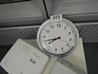 2 Stk. Wanduhren mit ca. 30 cm Durchmesser 2 Stk. Wanduhren mit ca. 30 cm Durchmesser