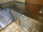 Arbeitsmodul in Edelstahl mit Unterschrank - Schiebetürausführung, 2 Auszugsladen, ca. 174x100(80)cm Arbeitsmodul in Edelstahl mit Unterschrank - Schiebetürausführung, 2 Auszugsladen, ca. 174x100(80)cm