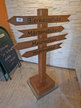 Hinweisschild aus Holz, ca. 100x50x148cm Hinweisschild aus Holz, ca. 100x50x148cm