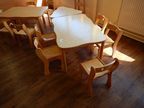 Spielzimmereinrichtung: 2 Stk. Tische je 120x80cm, 13 Stk. Kinderstühle, 1 Stk. Thron, 2 Stk. Dreieckstische je 80x80cm Spielzimmereinrichtung: 2 Stk. Tische je 120x80cm, 13 Stk. Kinderstühle, 1 Stk. Thron, 2 Stk. Dreieckstische je 80x80cm