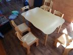Spielzimmereinrichtung: 1 Stk. Tische je 120x80cm, 7 Stk. Kinderstühle, 1 Stk. Thron Spielzimmereinrichtung: 1 Stk. Tische je 120x80cm, 7 Stk. Kinderstühle, 1 Stk. Thron