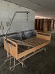PFLEGE-, SENIORENBETT mit elektrischer Hebeinrichtung, Liegebereich höhenverstellbar mit abnehmbarem Schutzgitter PFLEGE-, SENIORENBETT mit elektrischer Hebeinrichtung, Liegebereich höhenverstellbar mit abnehmbarem Schutzgitter
