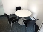 Besprechungstisch rund, DM ca. 100cm, mit 3 Stk. Steelcase Stühlen 57400, Stoff schwarz Besprechungstisch rund, DM ca. 100cm, mit 3 Stk. Steelcase Stühlen 57400, Stoff schwarz
