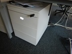 Steelcase Rollcontainer, mit Schlüssel, ca. 44x59x57cm Steelcase Rollcontainer, mit Schlüssel, ca. 44x59x57cm