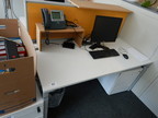 Steelcase Arbeitstisch, ca. 160x80cm, höhenverstellbar, Platte hellgrau, Rahmen silber, mit Trennwand Steelcase Arbeitstisch, ca. 160x80cm, höhenverstellbar, Platte hellgrau, Rahmen silber, mit Trennwand