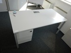 Steelcase Arbeitstisch, ca. 160x80cm, höhenverstellbar, Platte hellgrau, Rahmen silber, mit Trennwand Steelcase Arbeitstisch, ca. 160x80cm, höhenverstellbar, Platte hellgrau, Rahmen silber, mit Trennwand