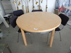 Tisch in runder Ausführung ca. 116 cm Durchmesser