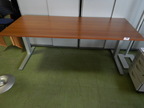 Bene Schreibtisch, ca. 200x80cm, höhenverstellbar, Rahmen silber, Platte braun