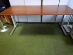 Bene Schreibtisch, ca. 200x80cm, höhenverstellbar, Rahmen silber, Platte braun