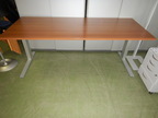 Bene Schreibtisch, ca. 200x80cm, höhenverstellbar, Rahmen silber, Platte braun Bene Schreibtisch, ca. 200x80cm, höhenverstellbar, Rahmen silber, Platte braun