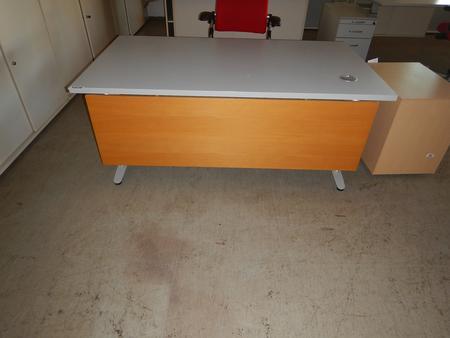 Schreibtisch, ca. 160x90cm, Gestell grau, Platte grau, Front Buche