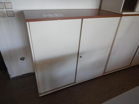 Bene Aktenschrank, ca. 120x45x113cm, 3 Ordner hoch, Front creme, Platte Mahagoni Bene Aktenschrank, ca. 120x45x113cm, 3 Ordner hoch, Front creme, Platte Mahagoni